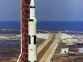 Raketa Saturn-5 s lodí Apollo 10 je převážena na startovací rampu