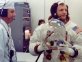Neil Armstrong se chystá nasadit přilbu na hlavu v budově MSOB (Manned Spacecraft Operations Building) před odjezdem na rampu 39A, kde již čeká Saturn 5 s lodí Apollo 11