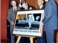 9. srpna 1969 byla odhalena poštovní známka k uctění prvního přistání na Měsíci; přihlíší posádka Apolla 11