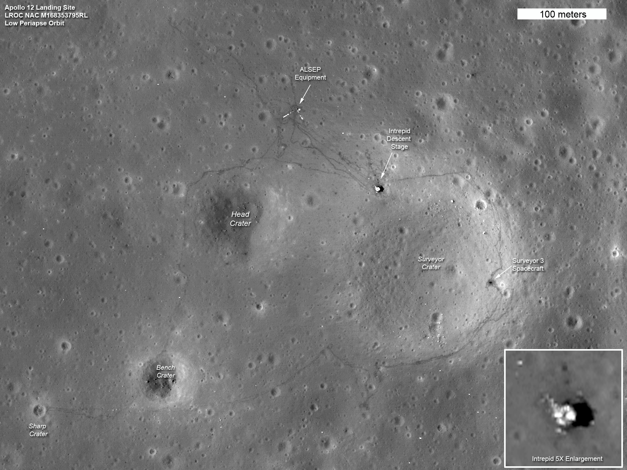 Místo přistání Apolla 12, sledované sondou LRO v roce 2011