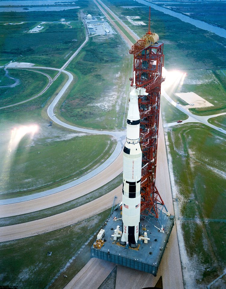 8. září 1969 opouští Saturn 5 s lodí Apollo 12 VAB a vydává se vstříc odpalovací rampě 39A