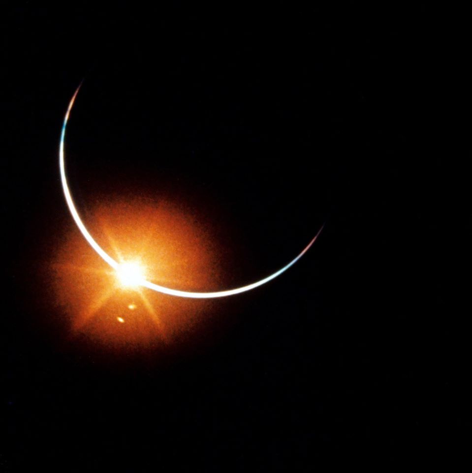23. 11. 1969, den před přistáním na Zemi, nafotili astronauti Apolla 12 zatmění Slunce Zemí; všimněte si barevného okraje, důkaz přítomnosti atmosféry
