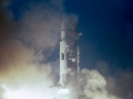 Saturn 5 s lodí Apollo 12 startuje 14. listopadu 1969. O 30 sekund později je raketa zasažena bleskem, který vyřadí z činnosti dodávku elektrického proudu z baterií