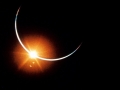 23. 11. 1969, den před přistáním na Zemi, nafotili astronauti Apolla 12 zatmění Slunce Zemí; všimněte si barevného okraje, důkaz přítomnosti atmosféry