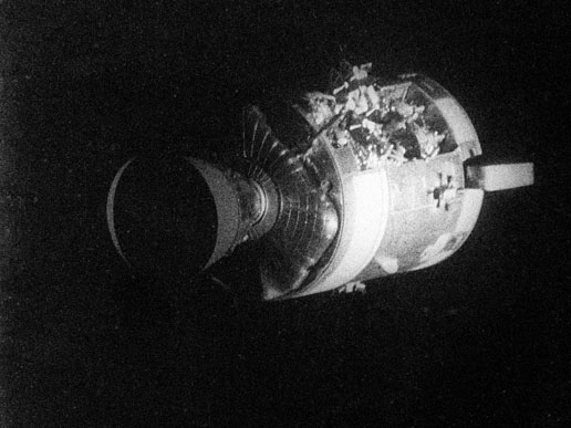 Servisní modul Apolla 13 zachycený po dopojení od velitelského modulu Odyssea