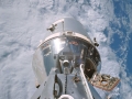 Pohled na otevřená dvířka velitelské sekce Apolla 9 při jednom z výstupů