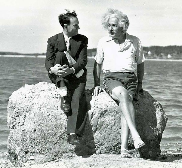 Dobová fotka Alberta Einsteina na pláži pri Long Islandu, USA v roku 1939...(Eduard Boldižár)