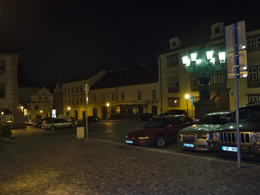 Redakci ExoSpace se podařilo v noci z pátku na sobotu 20. 6. 2015 kousek od Pražského hradu vyfotit UFO :-)