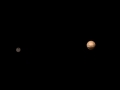 Pluto s Charonem na fotce z 8. 7. 2015 ze vzdálenosti 6 milionů kilometrů; barvy byly dodatečně přidány dodatečně