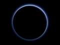 Fantastický barevný pohled na atmosféru Pluta z kamery MVIC odhaluje její podobnost s atmosférou Saturnova měsíce Titan. Zdrojem oparu na obou tělesech jsou pravděpodobně chemické reakce dusíku a metaanu, iniciované slunečním zářením. Ty vytvářejí relativně malé částice sazí zvané tholiny, které nebývají na objemu, dokud se neusadí na povrchu. Snímek vznikl kombinací snímků v modré a červené barvě spolu se snímkem v blízkém infračerveném pásmu tak, aby poskytoval lidskému oku co nejvěrohodnější obraz