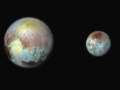Pluto s Charonem na snímku z 13. 7. 2015 ve falšených barvách pro zvýraznění rozdílů ve složení obou těles