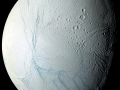 Blízký pohled na Měsíc Enceladus ze sondy Cassini, 14. 7. 2005