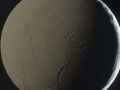 Snímek Saturnova měsíce Enceladus v odraženém světle od planety - s výjimkou pravého okraje, který je přímo osvětlený Sluncem; obrázek vyhotovila sonda Cassini v roce 2014