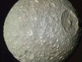 Saturnov mesiac Mimas s priemerom 397 km...nejednému oku neunikne nápadný kráter Herschel, ktorého pôvodca takmer rozbil Mimas na márne kúsky...(Eduard Boldižár)