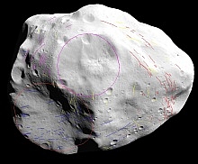 Farebne zvýraznene drážky na povrchu asteroidu Lutetia (astronomy.com)