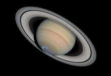 Saturn je teplejší, ako by mal byť