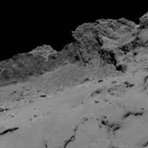 Kometa 67P z výšky 16 km; snímek zabírá oblast 614 metrů velkou s detaily 30 cm/pixel a byl pořízen kamerou OSIRIS na sondě Rosetta při jejím kontrolovaném pádu na kometu (nasa.gov)