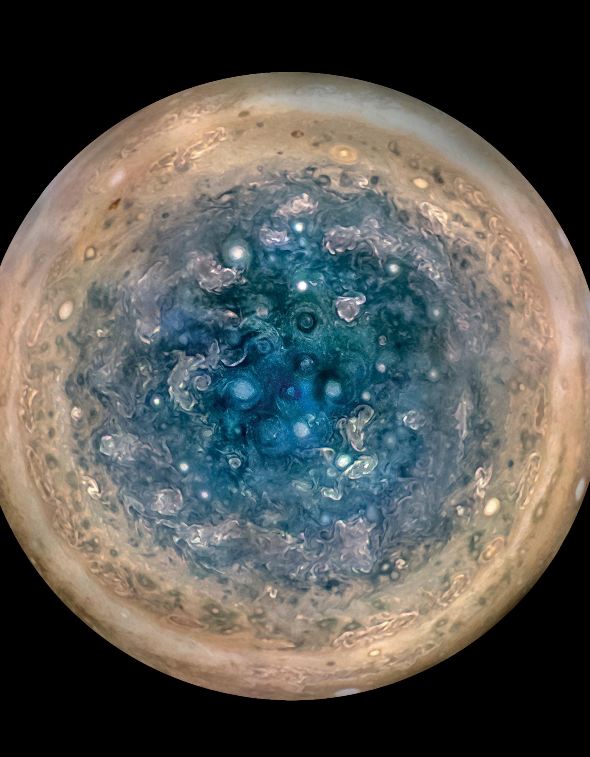 Výsledky sondy JUNO z prvního blízkého průletu kolem Jupitera