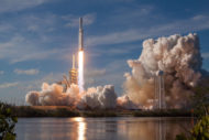 Premiéra rakety Falcon Heavy (takmer) úspešná
